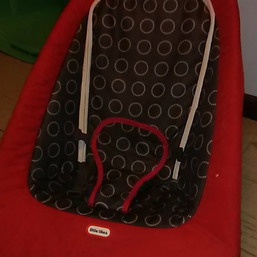 Baby bouncy seat. Only used a few times. Great con